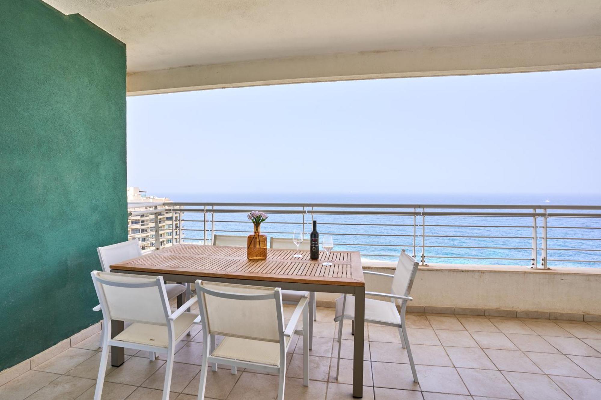 Stunning 3-Bedroom Seaview Retreat In Fort Cambridge Sliema Zewnętrze zdjęcie